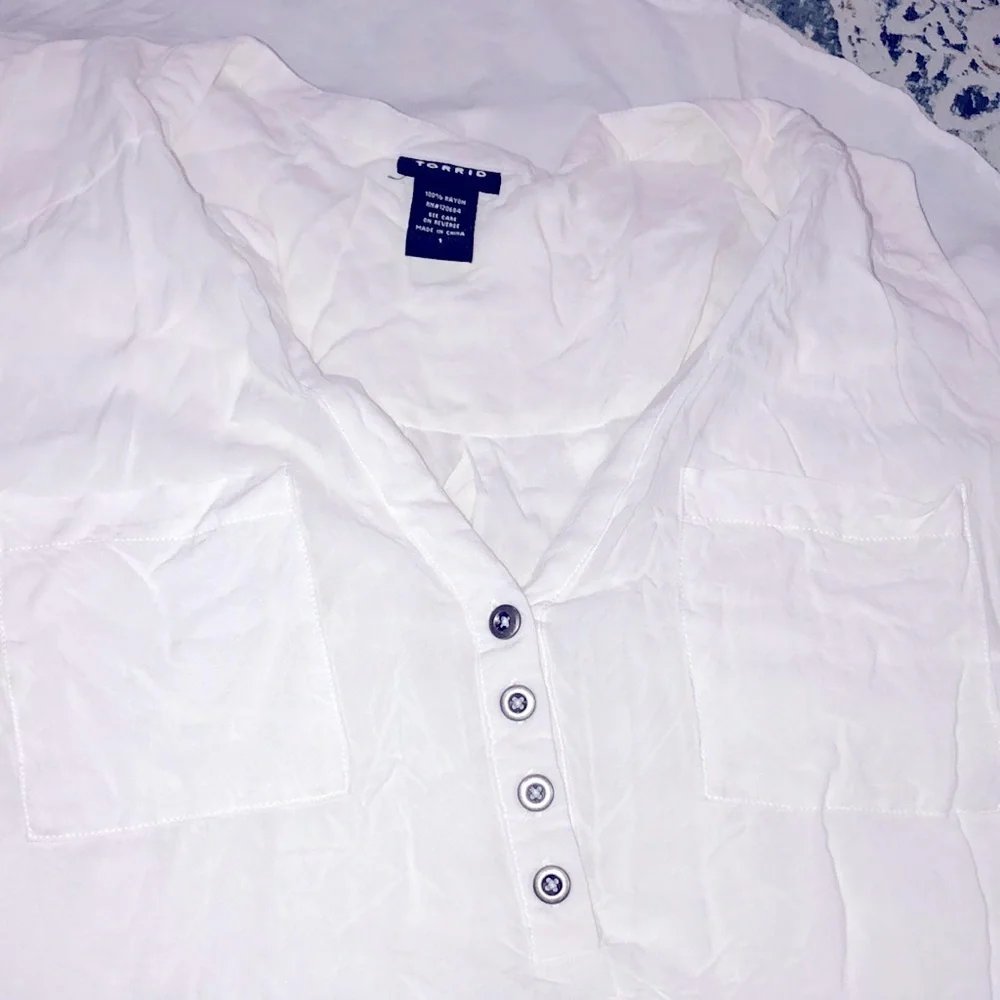 Torrid size 1X slightly sheer white tunic top - Picture 5 of 7